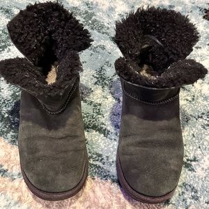 Women’s Black mini UGGs size 8 the walls of the boot are able to flap up/down